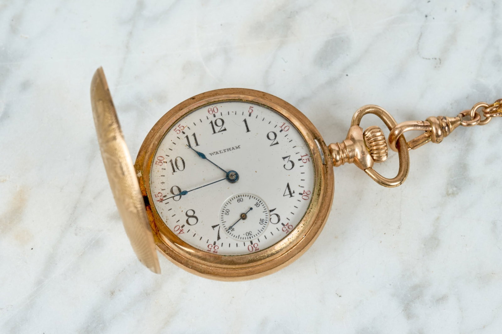 WALTHAM 10K GOLD HUNTERS CASE POCKET WATCH: 10k gold hunters case with engine turning & nice engraving, inside back cover marked 1467536, cuvette marked Wadsworth, works marked 15877227, chain not gold, bail & slide test 10k. 1 3/4 inches; chai