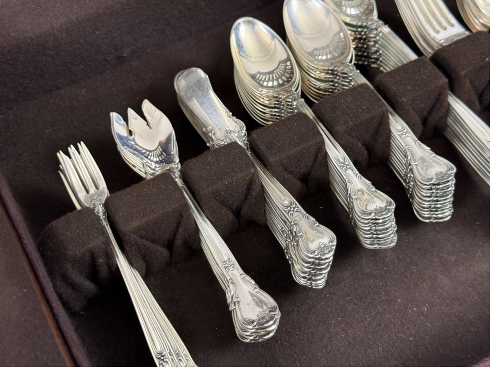 GORHAM STERLING SILVER "CHANTILLY" FLATWARE SET - 13