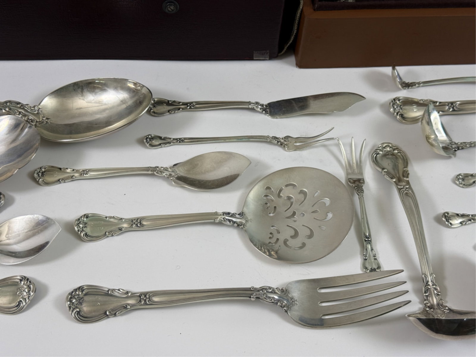 GORHAM STERLING SILVER "CHANTILLY" FLATWARE SET - 16