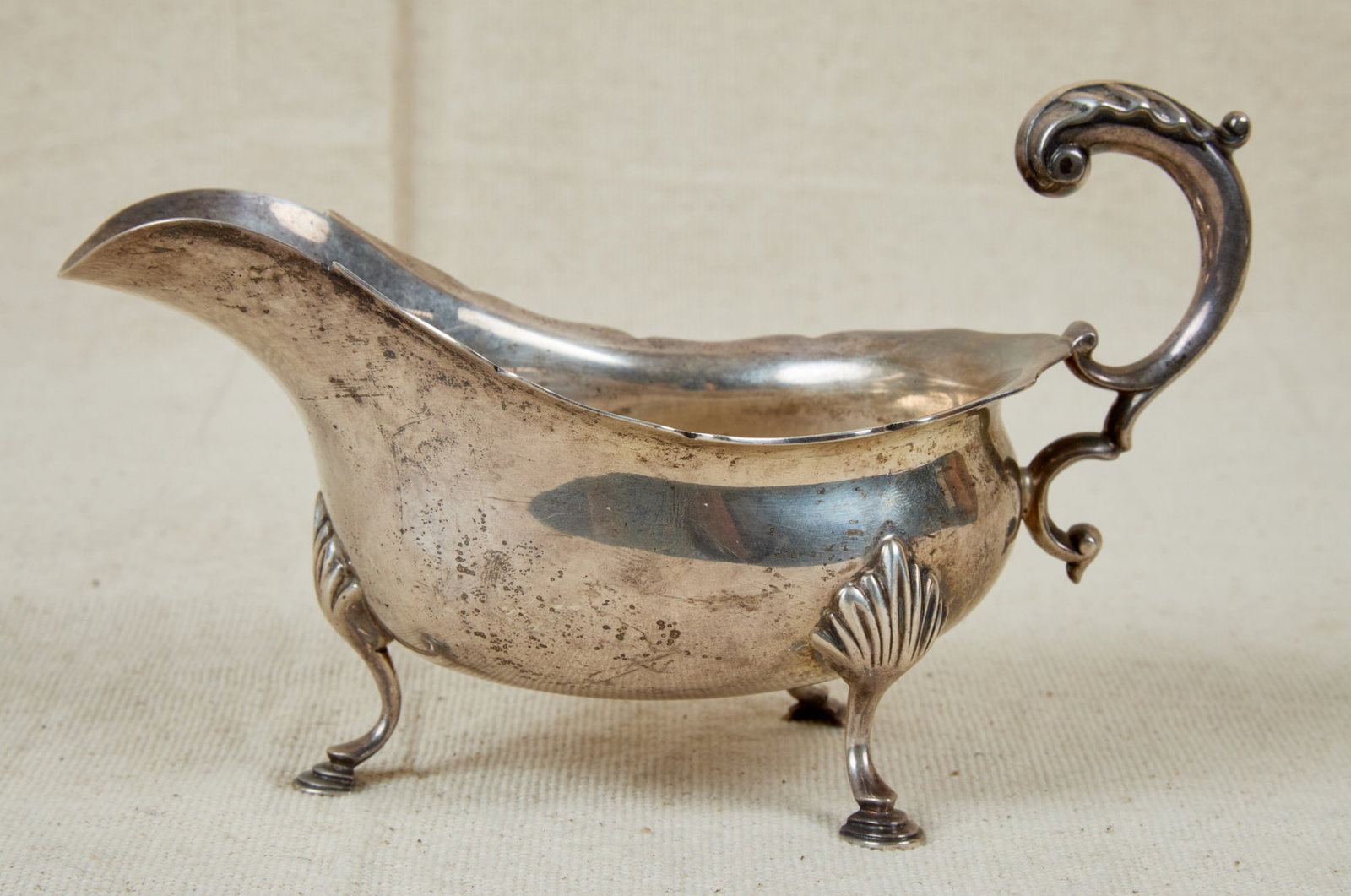 1931 BRITISH STERLING SILVER SAUCE BOAT: Maker's mark present but illeg. 3 1/4 x 7 x 4 inches. 8.74 troy ounces