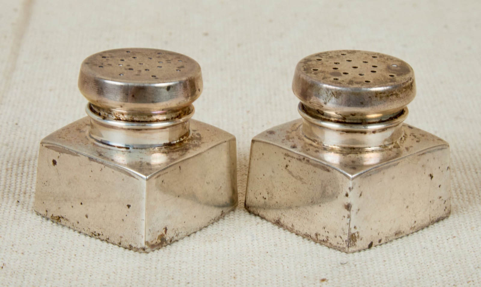 PAIR of BALDWIN & MILLER STERLING SHAKERS: George Washington Reproductions. 1 1/2 x 1 3/4 inches. 2.1 troy ounces