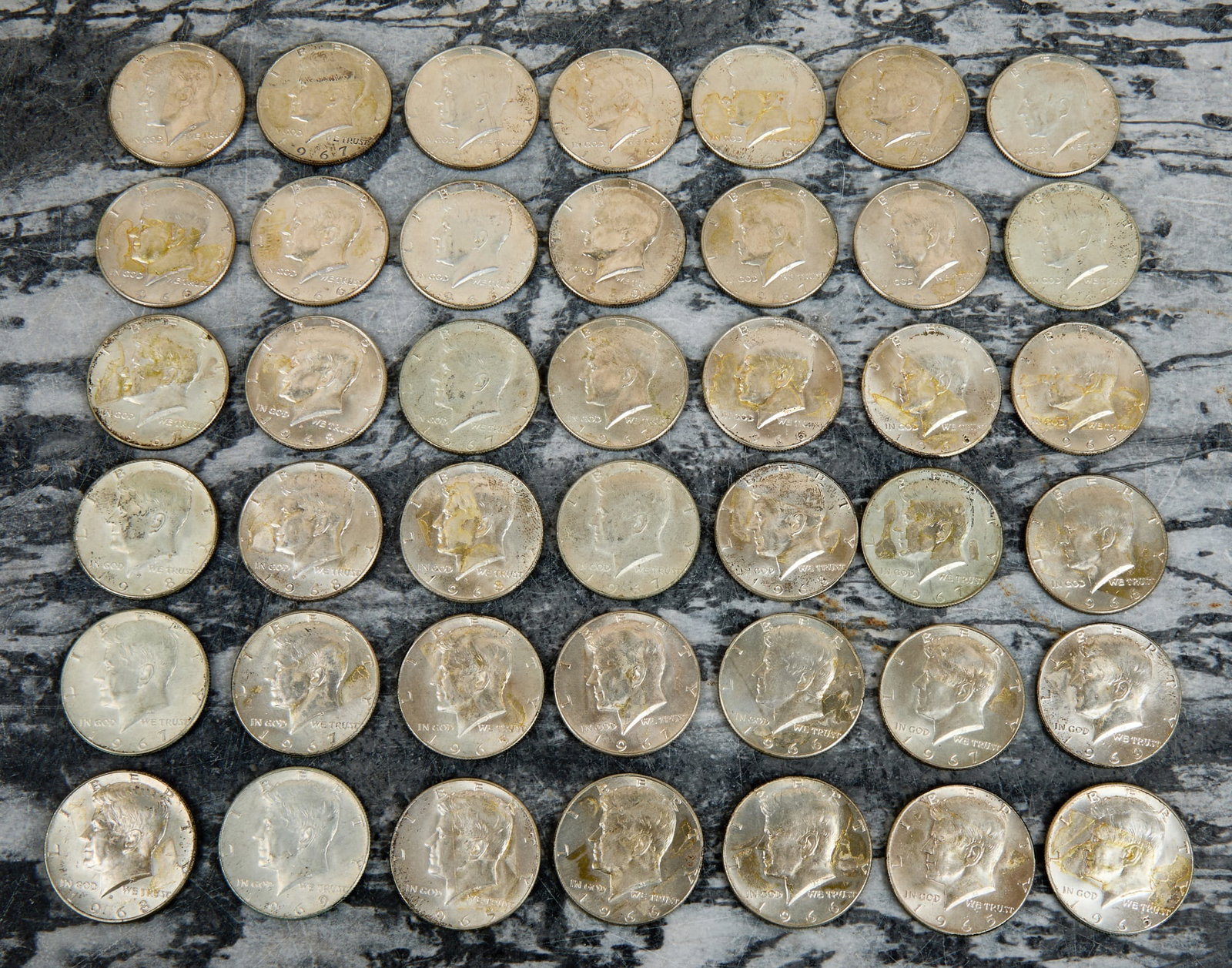 (42) 1965-1969 US KENNEDY SILVER HALF DOLLARS: Mostly uncirculated. 15.51.ozt.