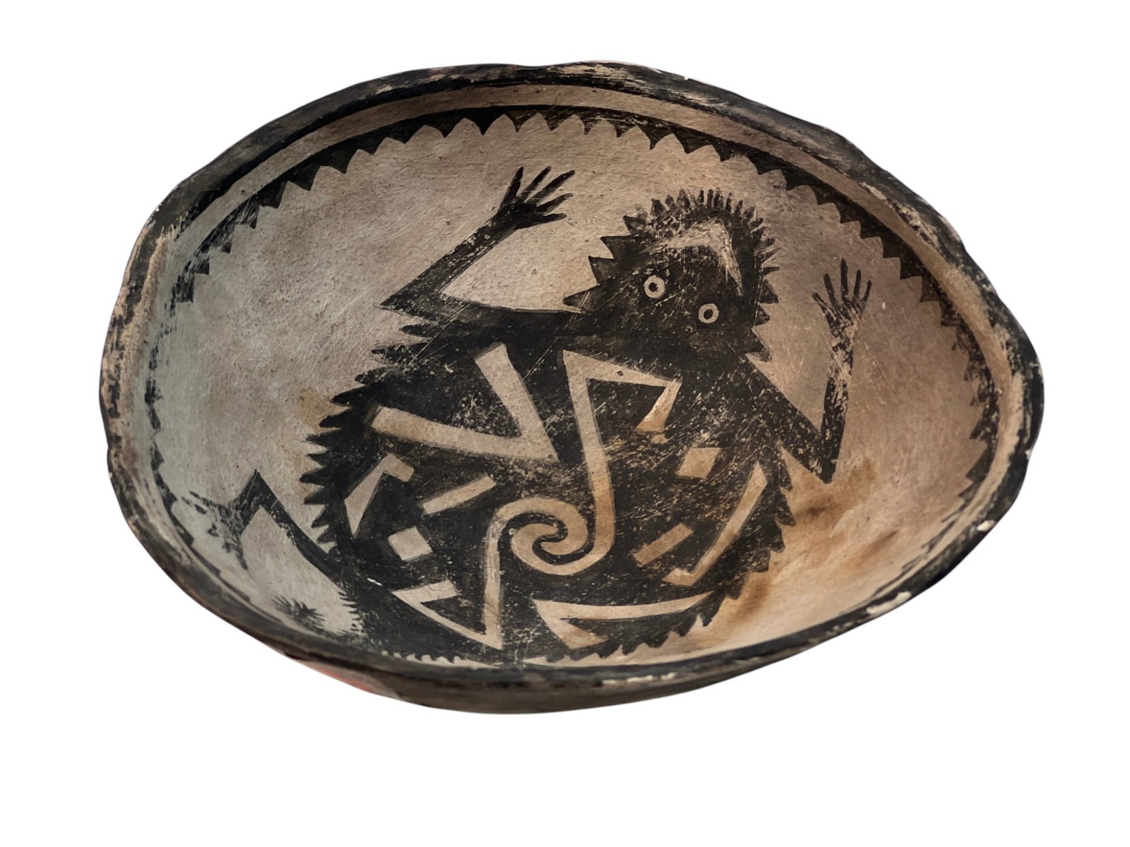MIMBRES POTTERY BOWL: Mimbres pottery bowl with geometric paint decorated horny toad. Great old surface. 2 x 6 inches.