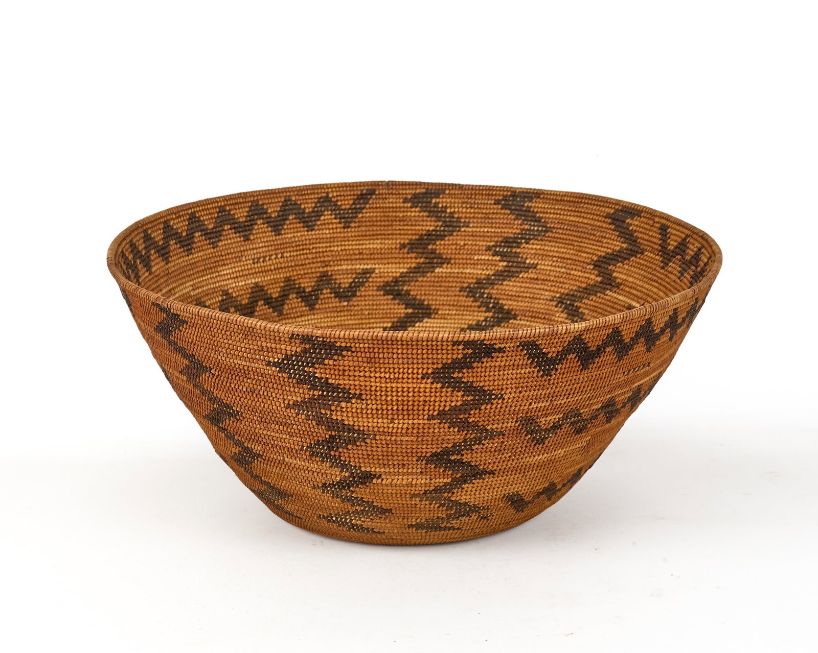 LARGE HAND WOVEN MONO TRIBE FEAST BASKET (1 of 9)