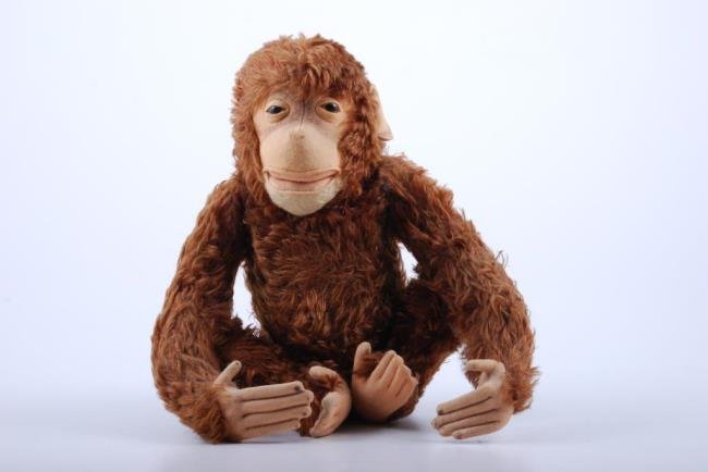 Large Steiff Monkey: with Steiff ear button Condition: Light soil, flattening of fur