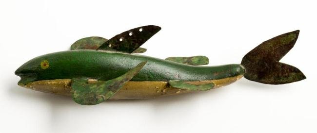 CARVED AND PAINTED WOOD AND TIN FISHING LURE: Length 8 inches