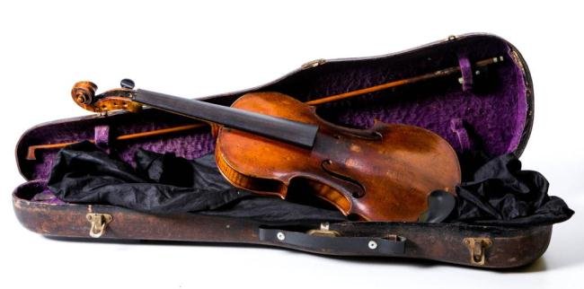 VIOLIN SIGNED JON. BAPT. SCHWEITZER DATED 1814: Retaining its original interior paper label "Joh. Bapt. Schweitzer, fecit at forman, Hieronym Amati Pestini 1814". Cloth bag embroidered "L.W." Unsigned quality bow. A bridge, wax and tail pieces etc.