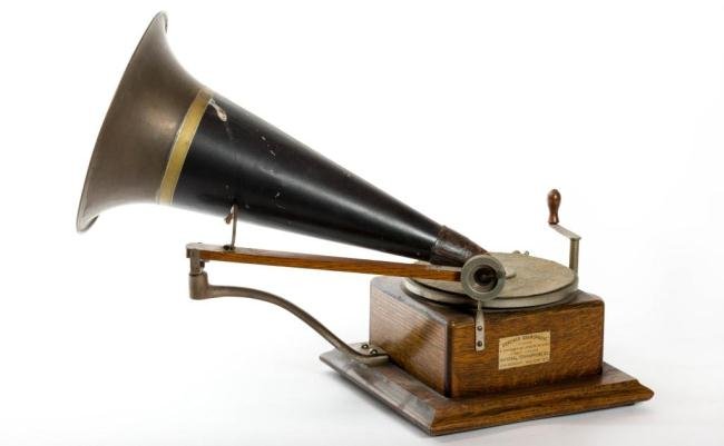RARE BERLINER GRAMOPHONE DATED 1898: Length 18 inches