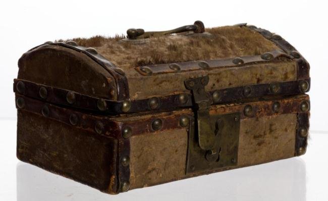 FEDERAL HIDE BOX BELONGING TO JOHN PINGREE BOSTON, MA: Together with hand written note describing the box's history of ownership and use between 1788 and 1802. 4 x 8 x 5 1/2 inches.