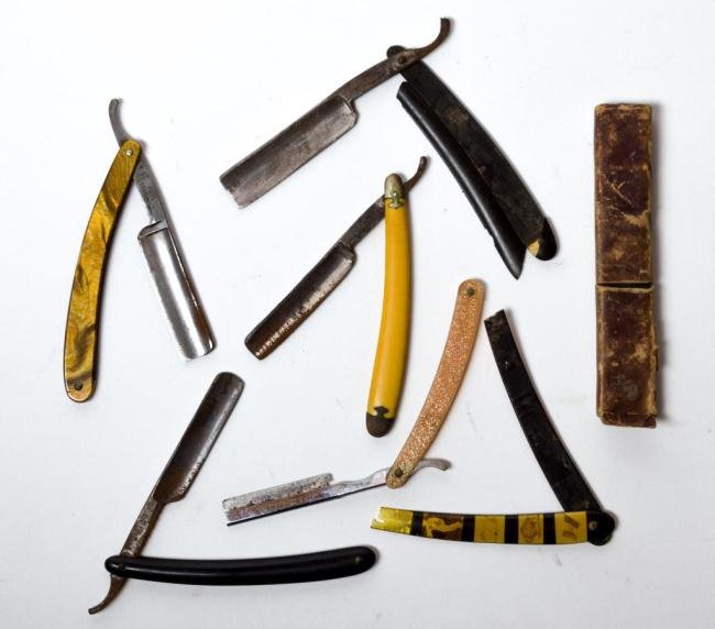 (6) STRAIGHT EDGE RAZORS: Including: Liberty Cutlery Germany (rust/ break to scale), Mack (rust), Weck, Copperhead (break to scale), an unsigned blade with engraved stars (rust) together with a broken scale, box.