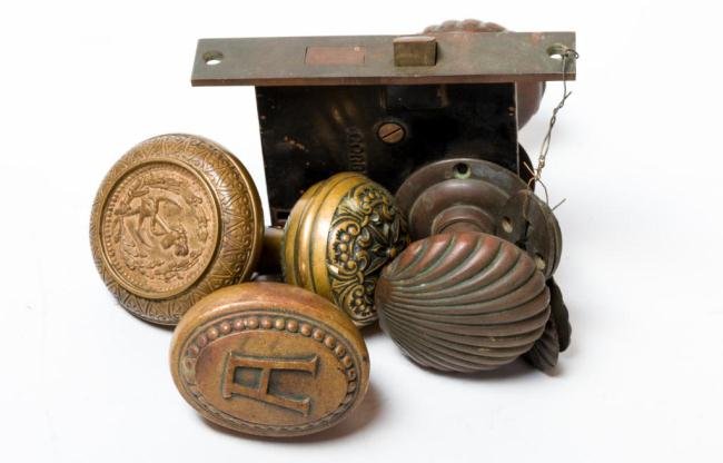 ANCHOR, FLORAL & "A" DOOR KNOBS AND SCALLOP LOCKSET: A total of (5) doorknobs (2) of which are a matching pair.