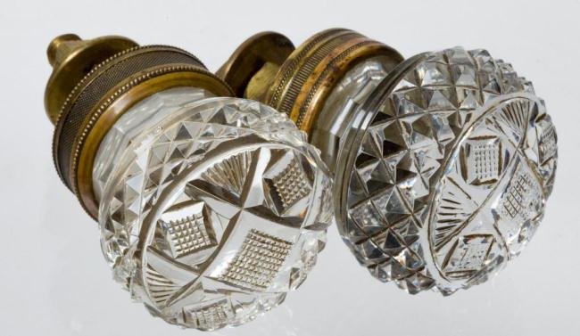 (2) CUT GLASS DOOR KNOBS W/ MACHINED BRASS MOUNT: (2) CUT GLASS DOOR KNOBS W/ MACHINED BRASS MOUNT