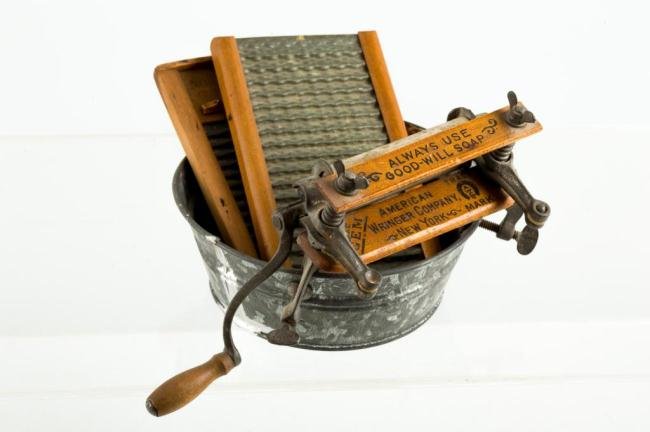 SALESMAN'S SAMPLE AMERICAN WRINGER COMPANY WRINGER: Complete with galvanized tub and (2) wash boards (1) by North Star and (1) advertising Real Silk Hosiery Mills of Indianapolis, IN. 6 x 7 inches