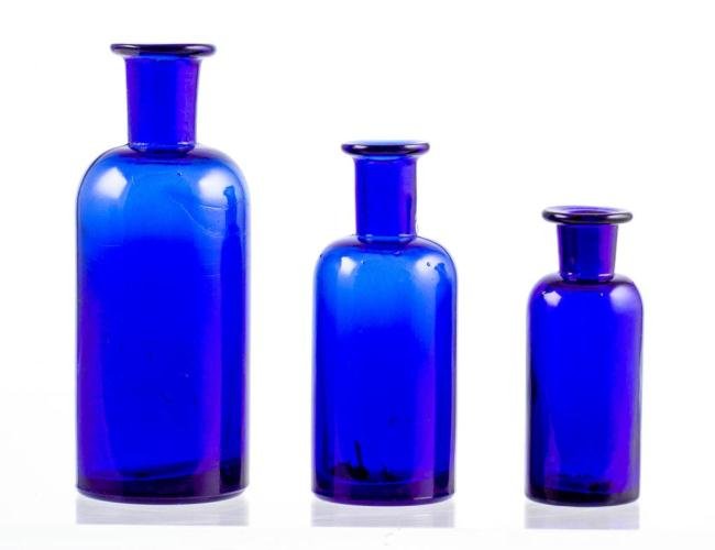 (3) BLUE "T.METCALF BOSTON" APOTHECARY BOTTLES: 5 inches and under