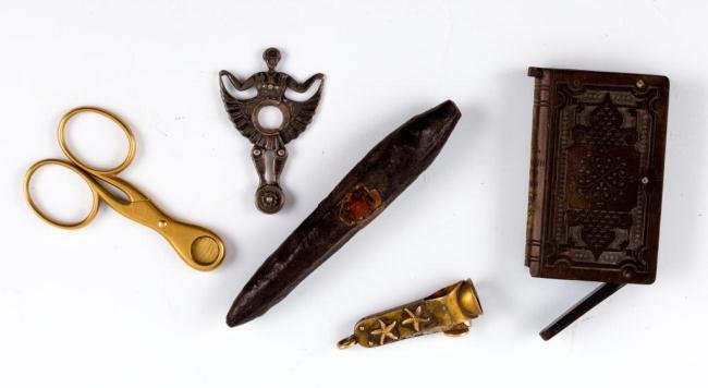 CIGAR ACCESSIORIES WITH CUTTERS & IRON CIGAR: Length 4 inches (under)