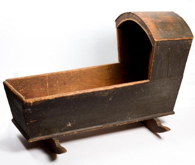 18th c. DOME TOP HOODED CRADLE: Great surface from a local estate. 25 x 38 x 17 inches
