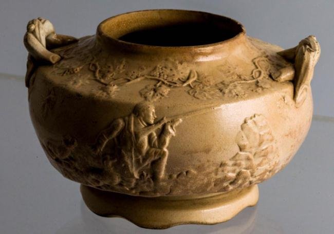 19th c. CREAMWARE BOWL WITH HUNTSMEN IN RELIEF: 4 X 6 inches