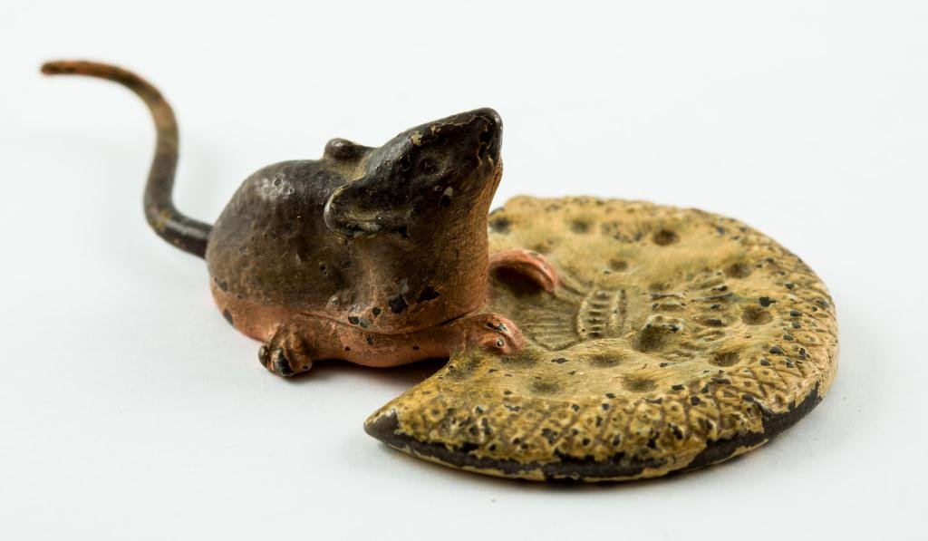 BH Biscuit Company Advertising Paperweight (1 of 4)