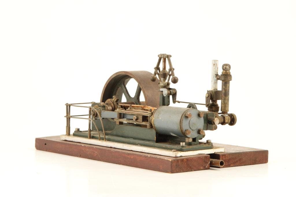 HAND MACHINED WORKING SINGLE CYLANDER STEAM ENGINE (1 of 3)