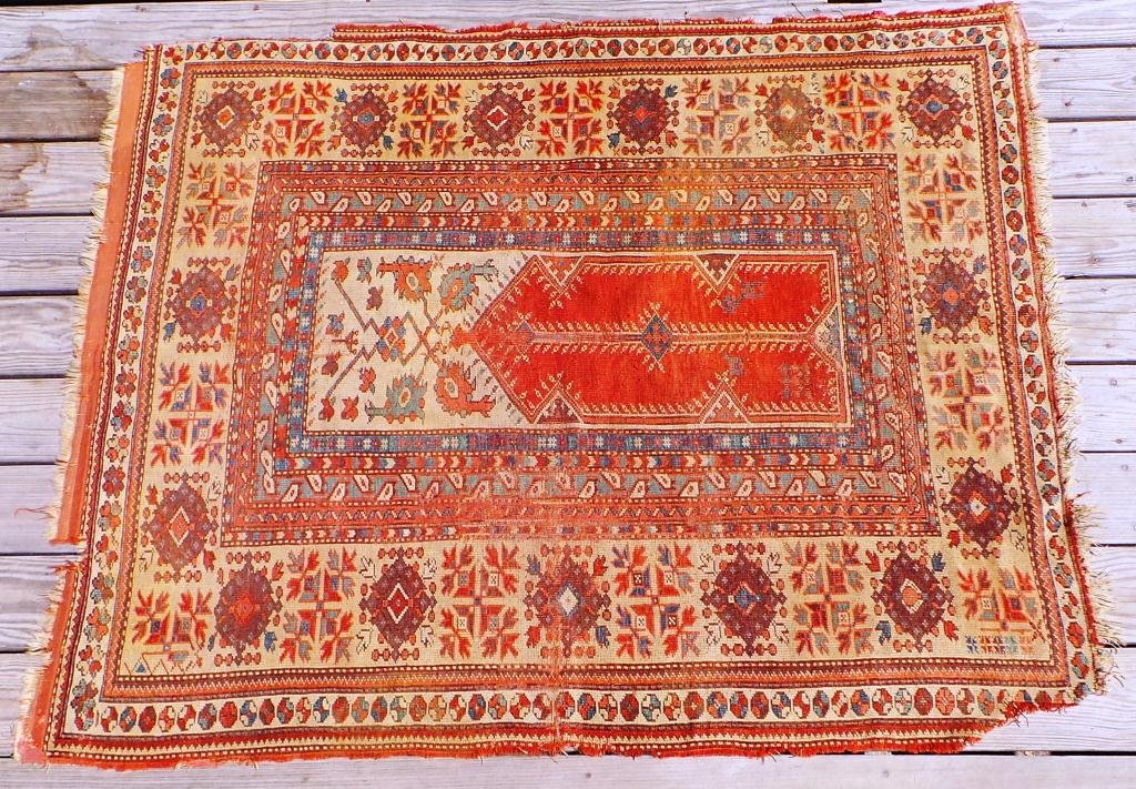 ANTIQUE ORIENTA L PRAYER RUG: 4' x 5' 2"