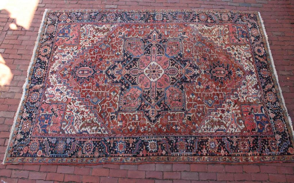ROOM SIZE HERIZ ORIENTAL RUG (1 of 4)