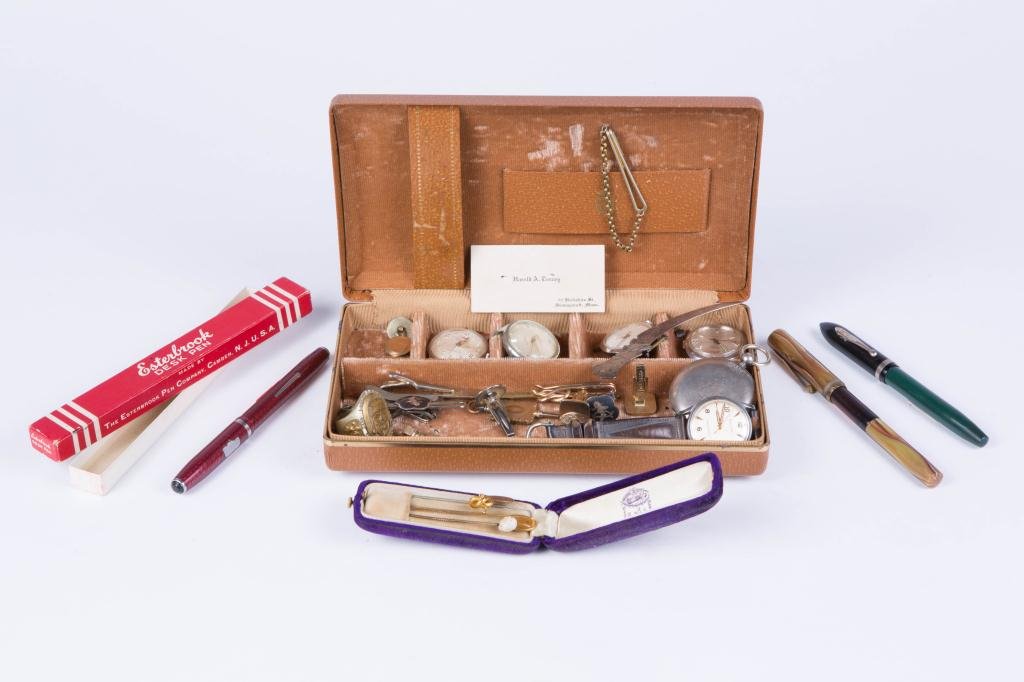 MEN'S DRESSING BOX with CONTENTS (1 of 10)