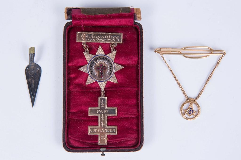 GOLD KNIGHTS TEMPLAR BADGE AND MASONIC TIE CLIP (1 of 10)