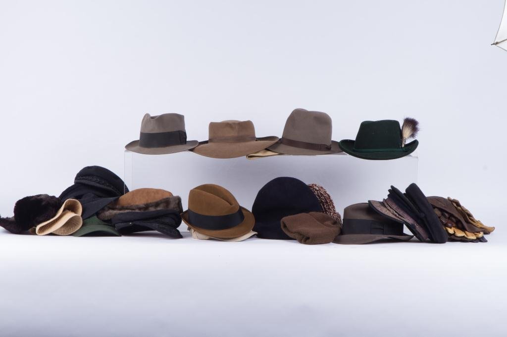 MEN'S HATS TYROL TO BOONIES & (16) PAIR OF GLOVES: (22) Men's hats including: Tyrolean, boonies, greek, baret, fedoras etc. and (16) pair of gloves.