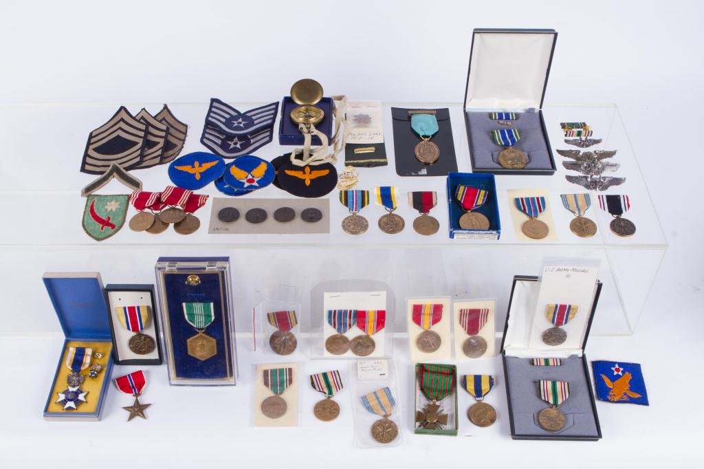 LOT OF US MILITARY MEDALS AND PATCHES (1 of 10)