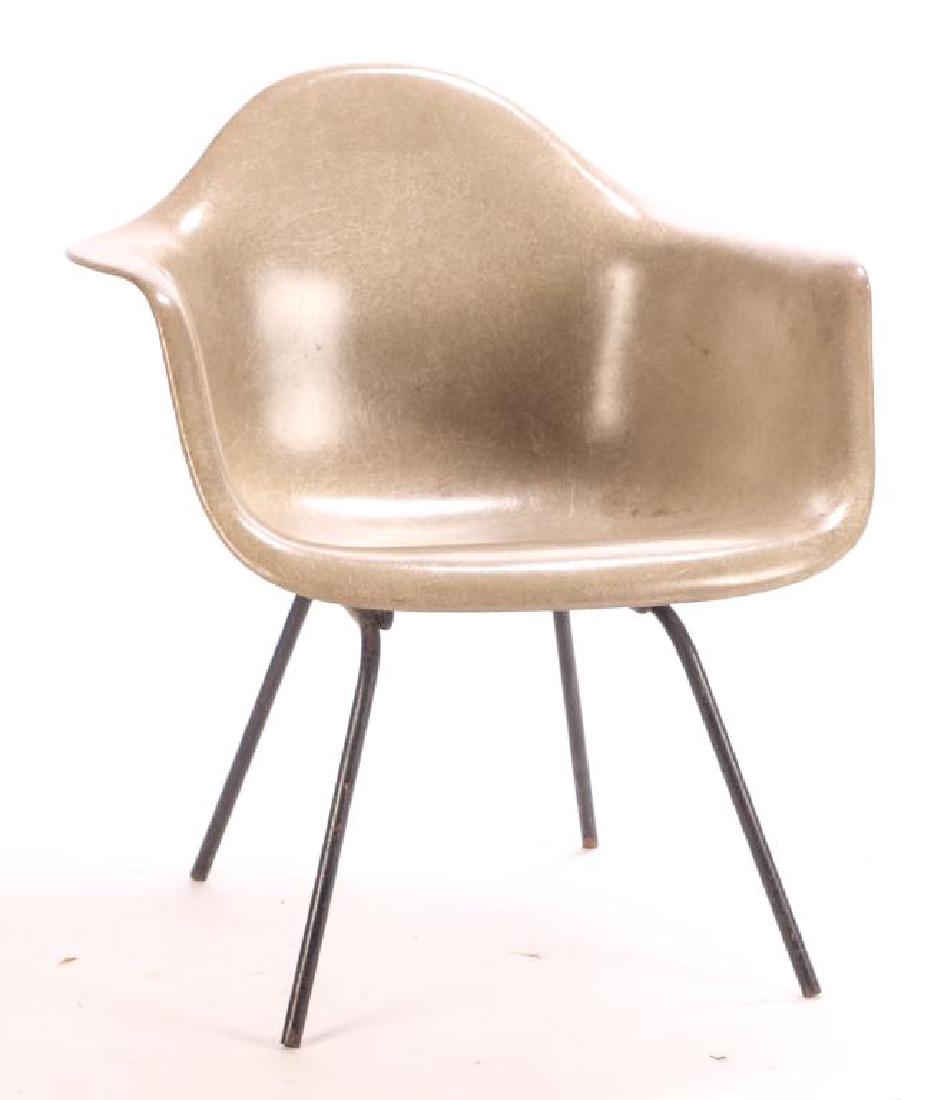 CHARLES EAMES / HERMAN MILLER FIGERGLASS ARMCHAIR (1 of 3)