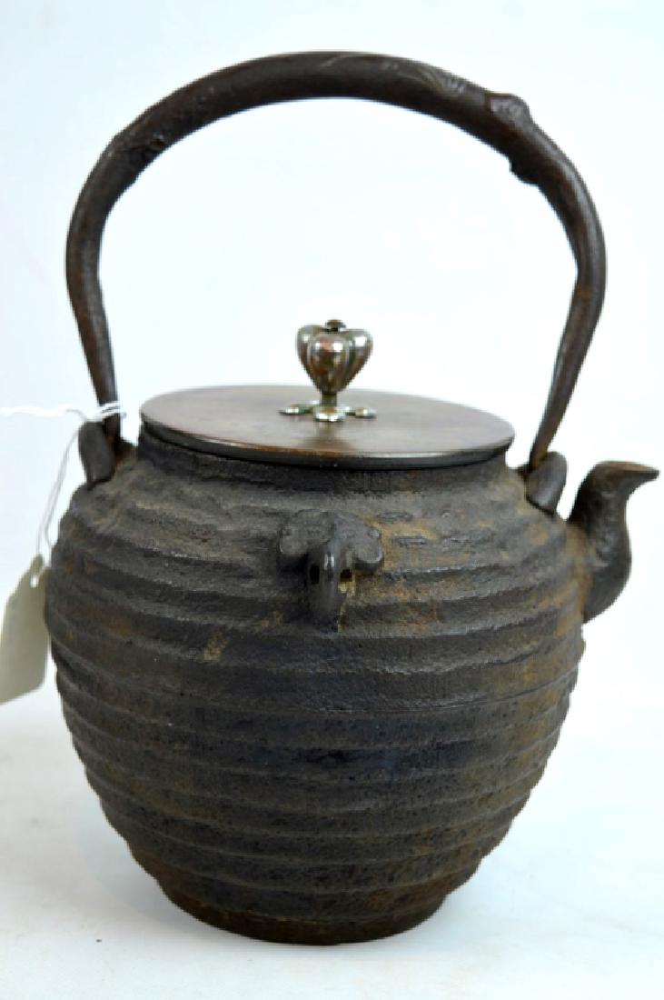 Good 19th C Japanese Iron Tetsubin Teapot (1 of 8)