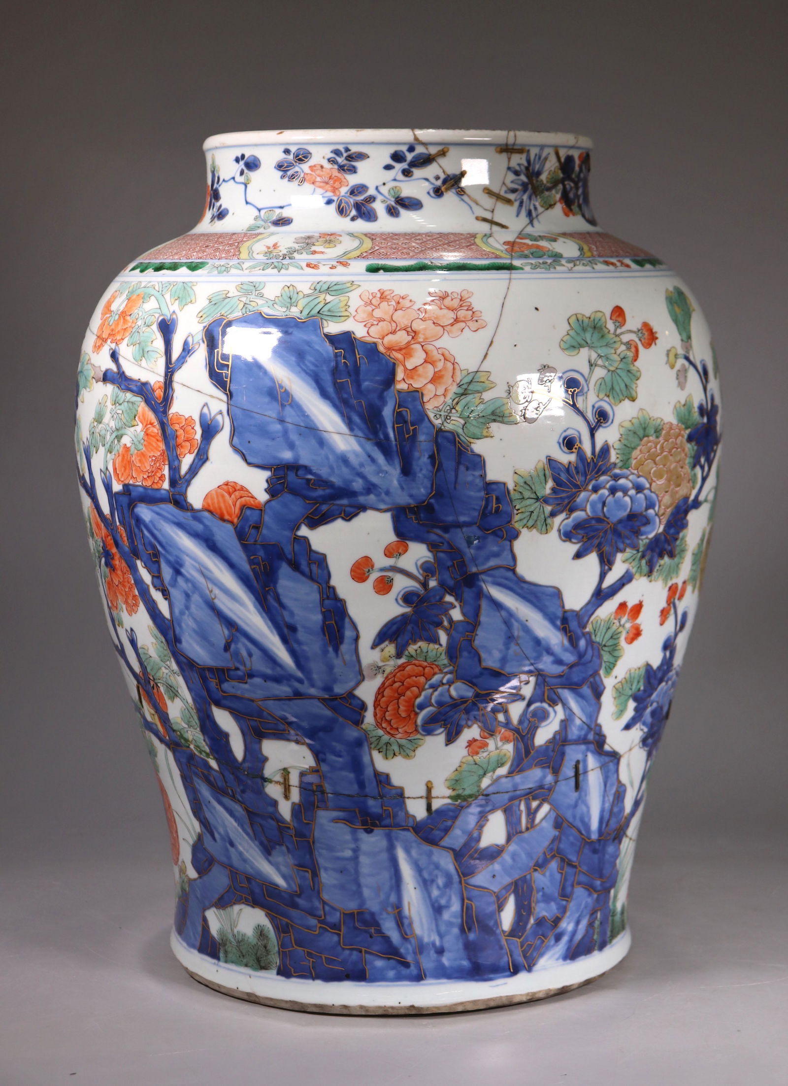 Fine Large Chinese 17 Century Wucai Porcelain Jar (1 of 8)