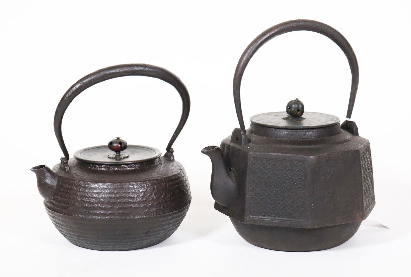 2 Japanese Cast Iron Tetsubin Teapots (1 of 6)