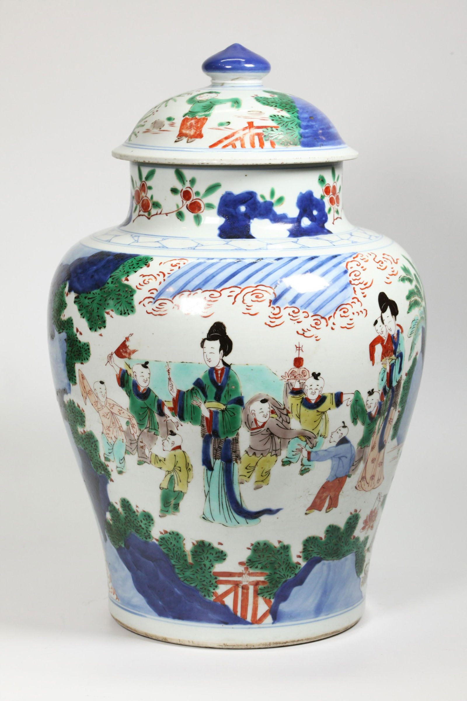 Chinese Qing Wucai Porcelain Temple Jar & Cover (1 of 5)