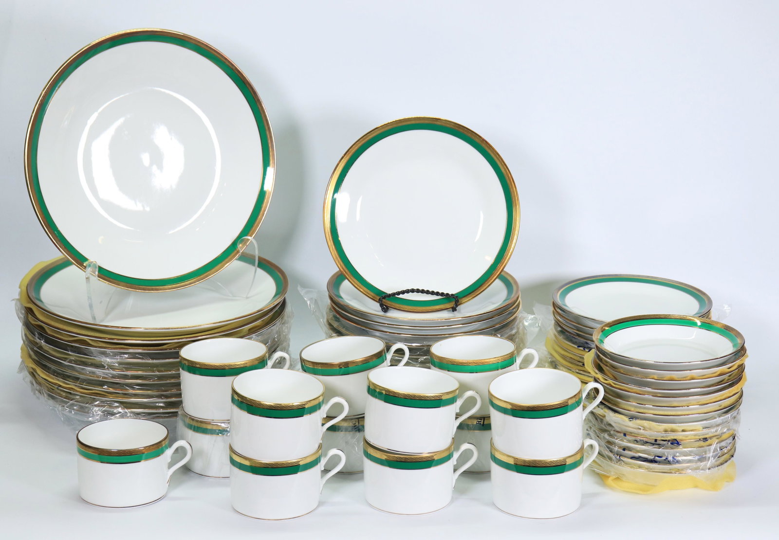 60 Richard Ginori Porcelains; "Palermo Green": 60 Richard Ginori Porcelains in "Palermo Green" Pattern. Includes 11 dinner plates, 12 salad plates, 11 bread & butter plates, 13 teacups, 14 saucers. PROVENANCE: Property of a Long Beach, Long Island