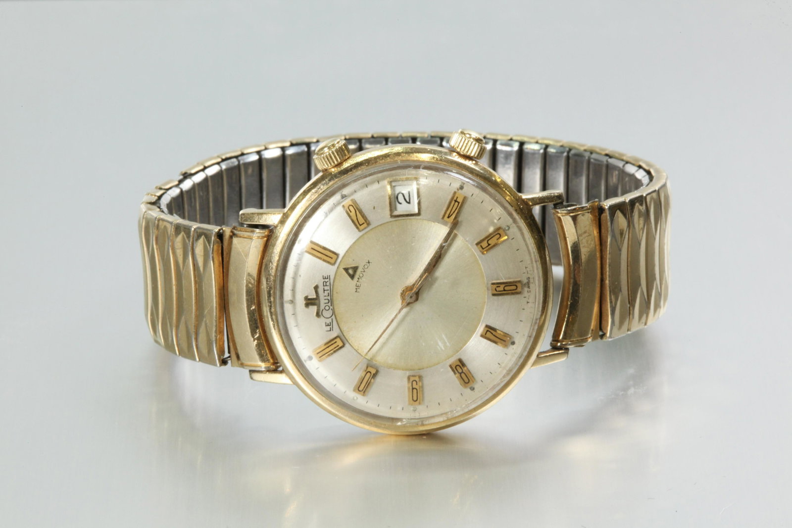 Vintage LeCoultre Memovox Alarm 10K Gold Filled: Vintage LeCoultre Memovox Alarm, date and 10K Gold Filled case and facing of steel stretch band.