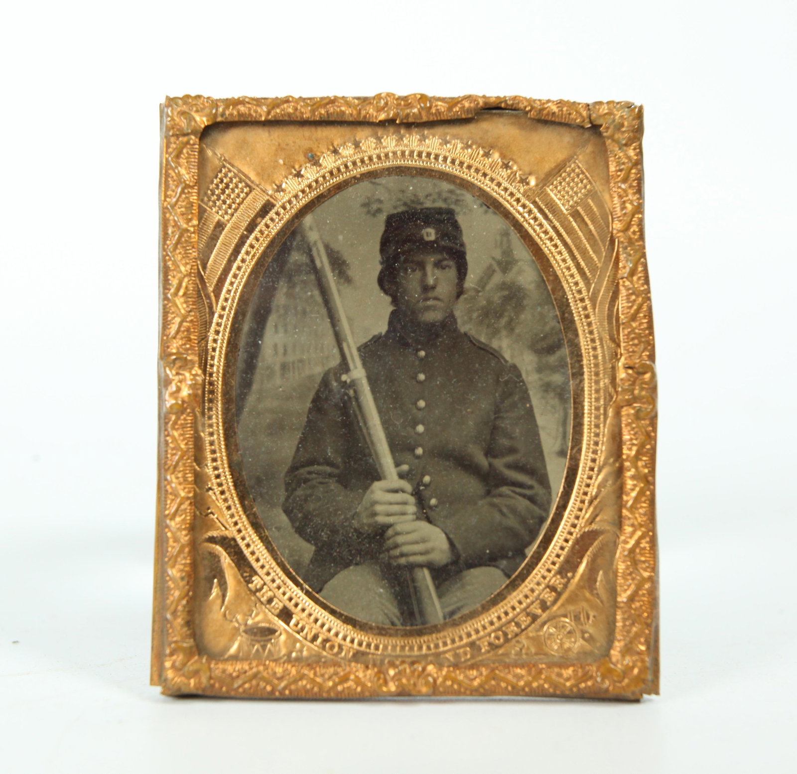 US Civil War Northern Soldier Ambrotype w Rifle: Good US Civil War Young Northern Soldier Ambrotype (on dark purple glass) with Rifle; with rare "The Union Now and Forever" and Flag impressed gilt metal surround; no case. Approximate height of gilt