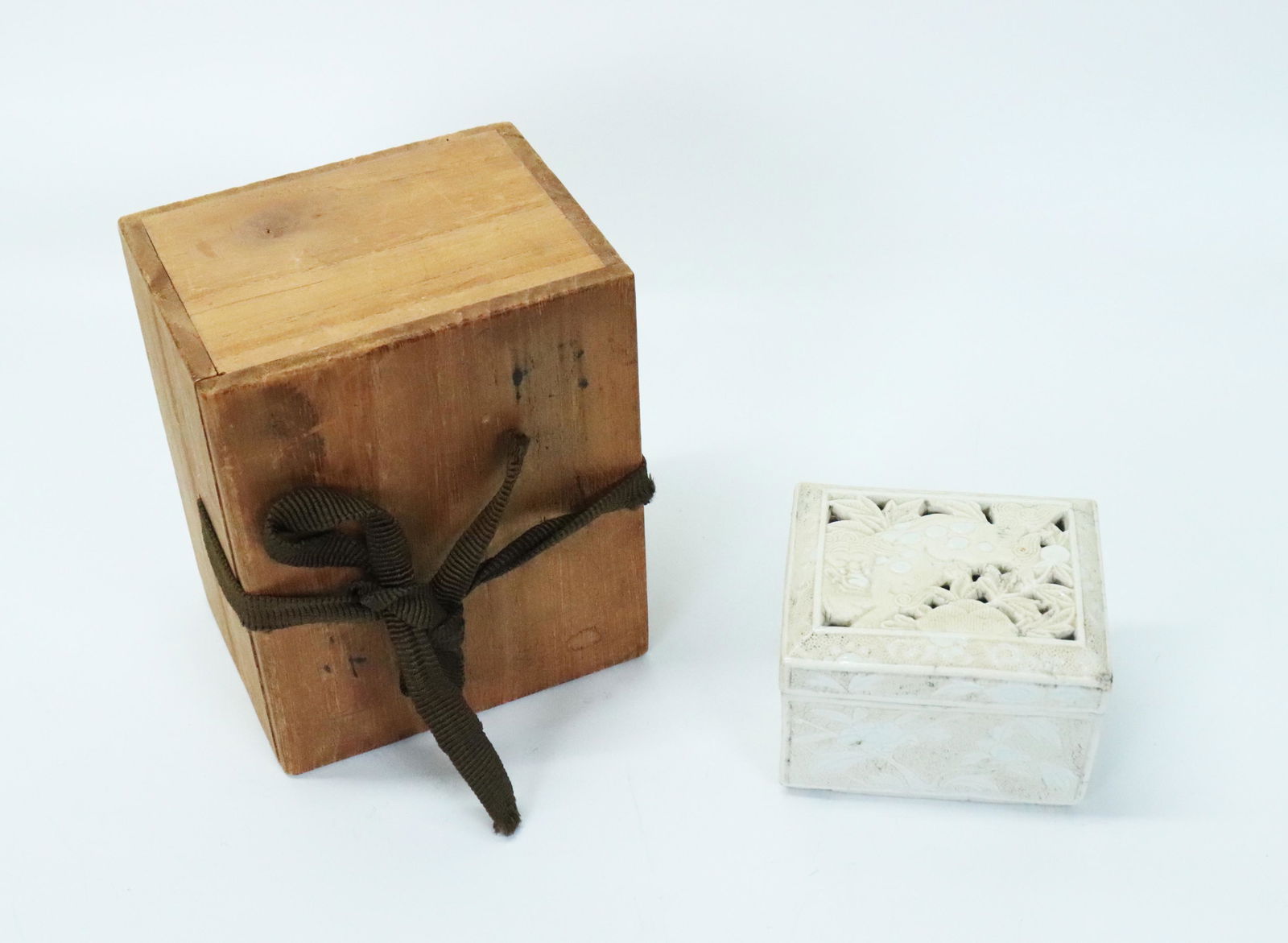 Rare Japanese 17 C Porcelain Box Incense Burner (1 of 7)