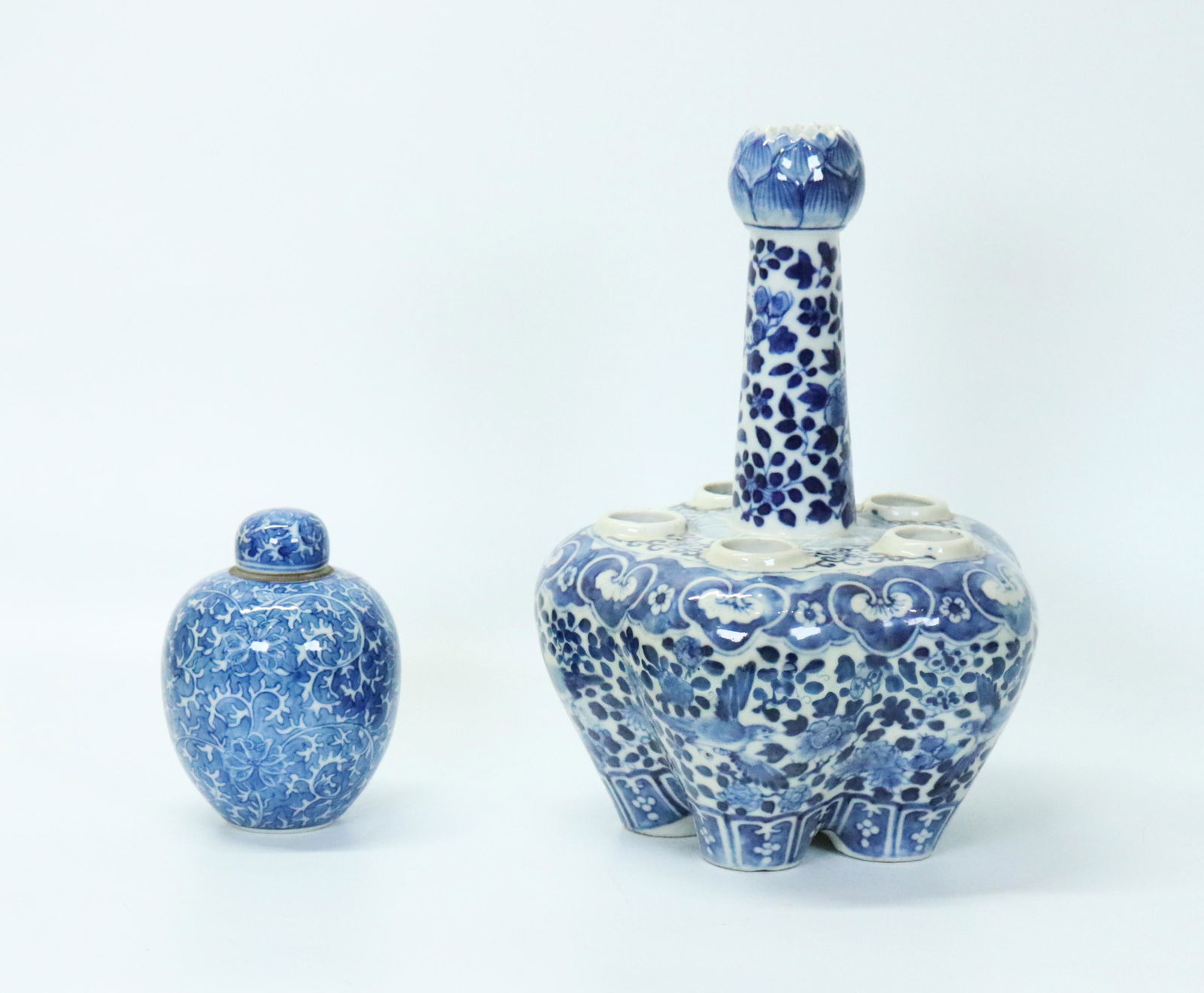 2 Chinese 19 C Blue White Porcelains Tulip Pot Jar (1 of 8)
