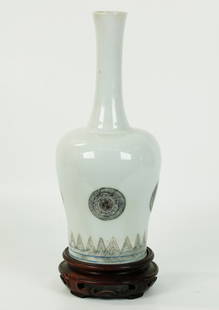 Chinese Kangxi Blue & Red Pattern Porcelain Vase: Chinese Clear Glazed Porcelain Mallet shaped Vase with 4 archaistic roundels over a base design of weave lines and peaks in underglaze blue & underglaze red, the base in clear glaze with a six charact