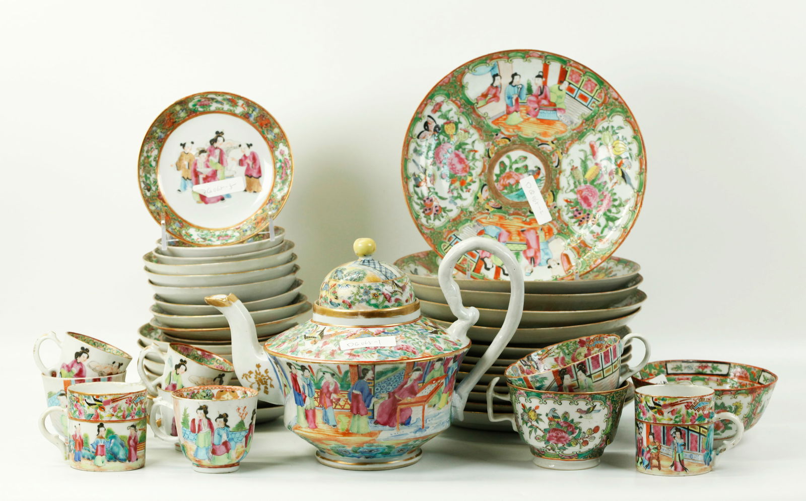 41 Chinese Rose Medallion Plates Teacups & Teapot (1 of 7)