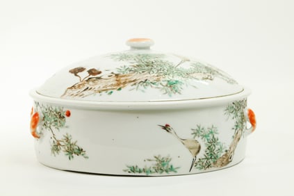 Chinese Qing Artist Enameled Porcelain Covered Pot