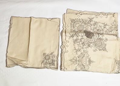 Finely Embroidered Linen Tablecloth 12 Napkins