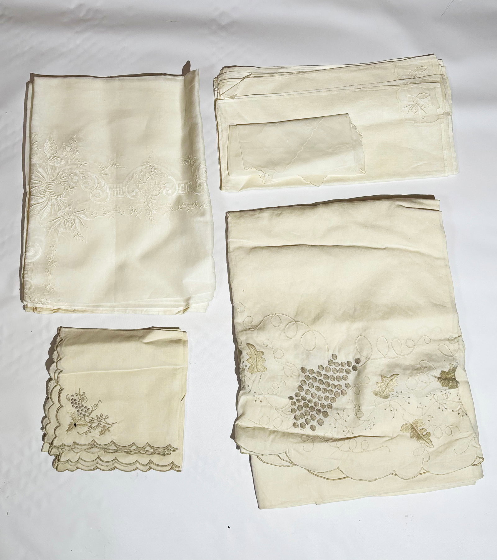 2 Tablecloths & Napkins Round Linen Applique Gauze (1 of 8)
