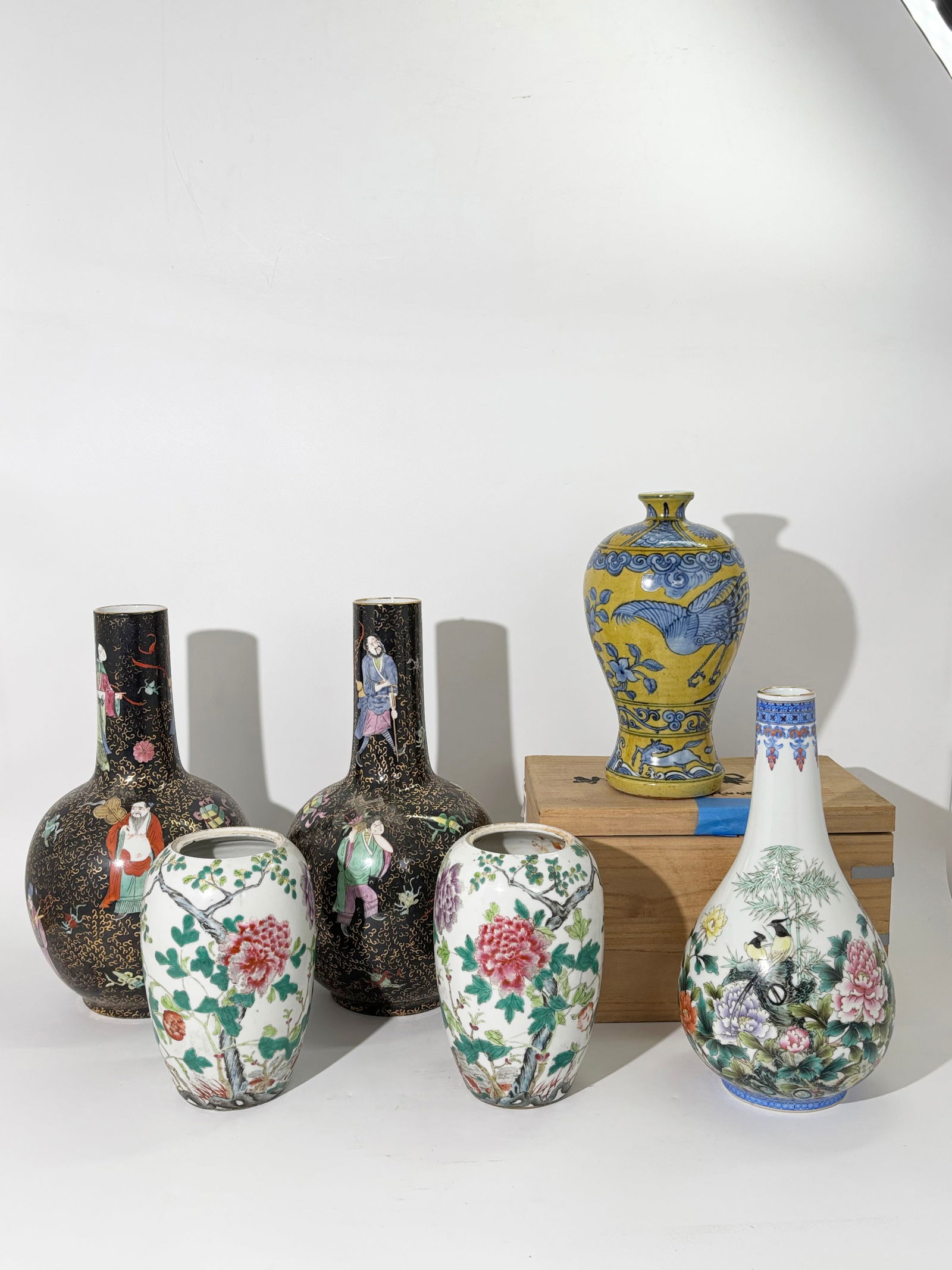 4 Chinese Enameled Porcelains Vases & Pr Jars (1 of 14)