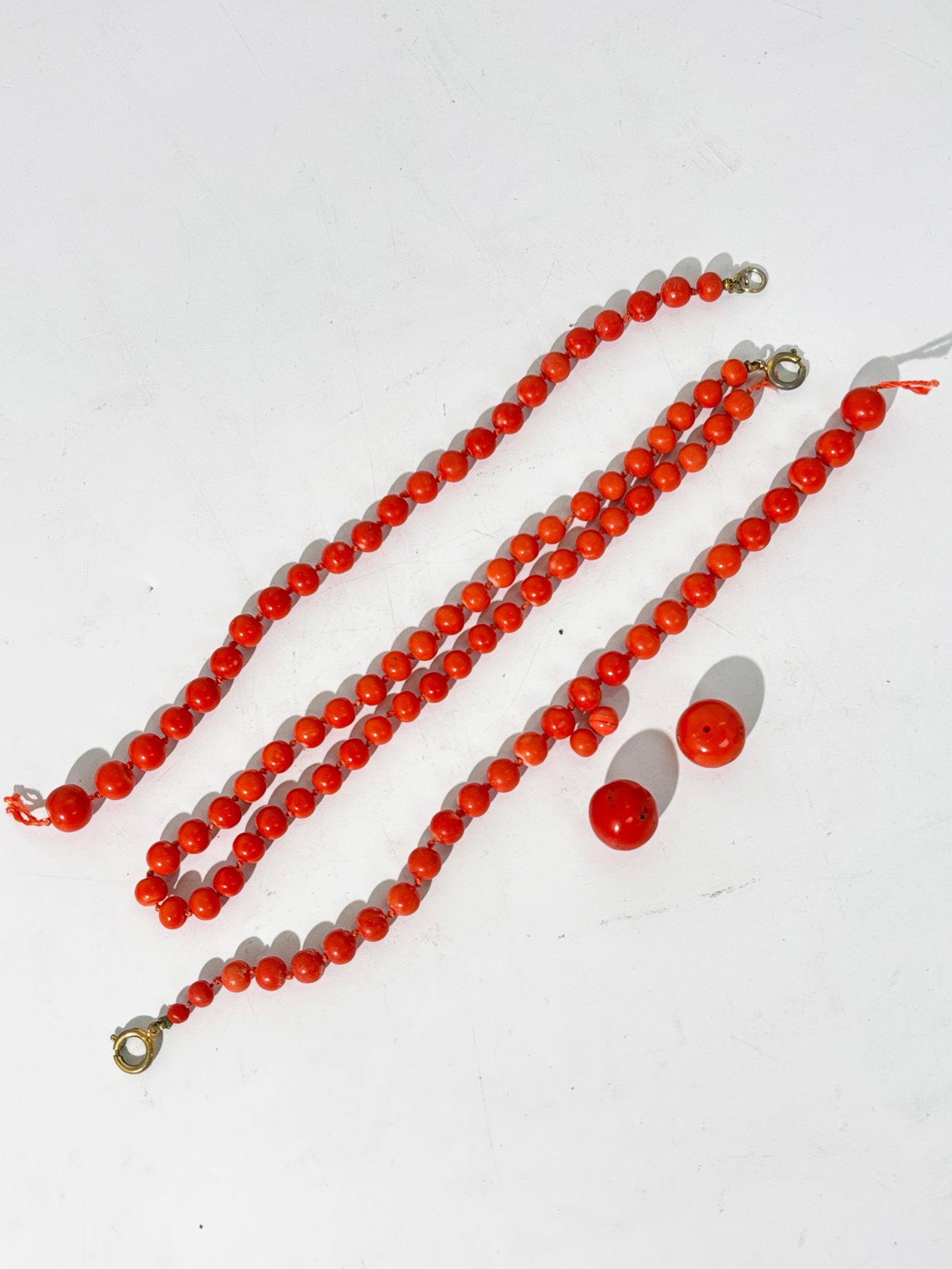 Assorted Coral Beads; Total Weight 56.6G: Assorted Coral Beads from a necklace with damaged knots. Total Weight 56.6G