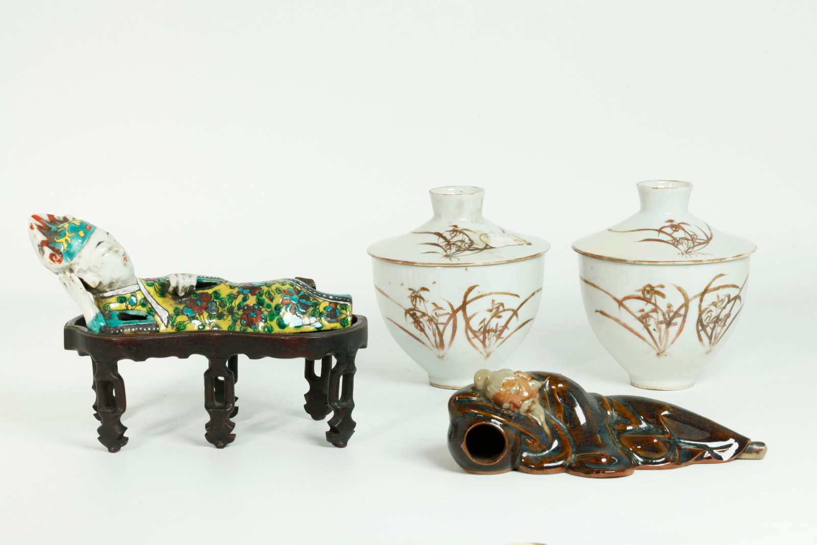Pr Chinese Porcelain Covered Cups & 2 Wall Figures (1 of 11)