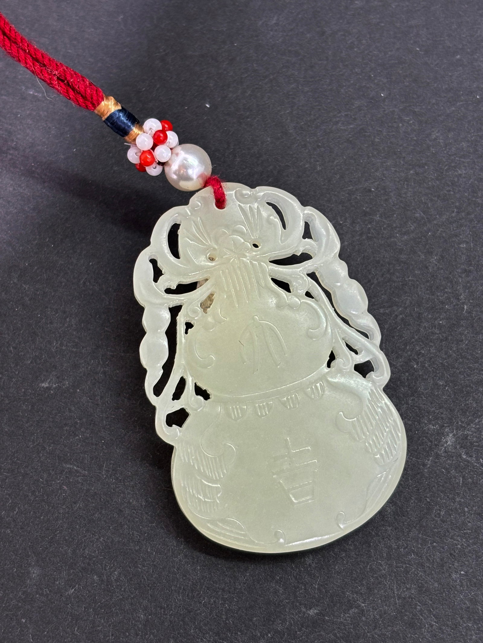 Chinese White Jade Pendant Double Gourd Da Ji Mark: Chinese White Jade Pendant carved as a Double Gourd with Da Ji Mark and pierced with a descending Bat at the top. Height 2 inches X width 1 1/4 inches.