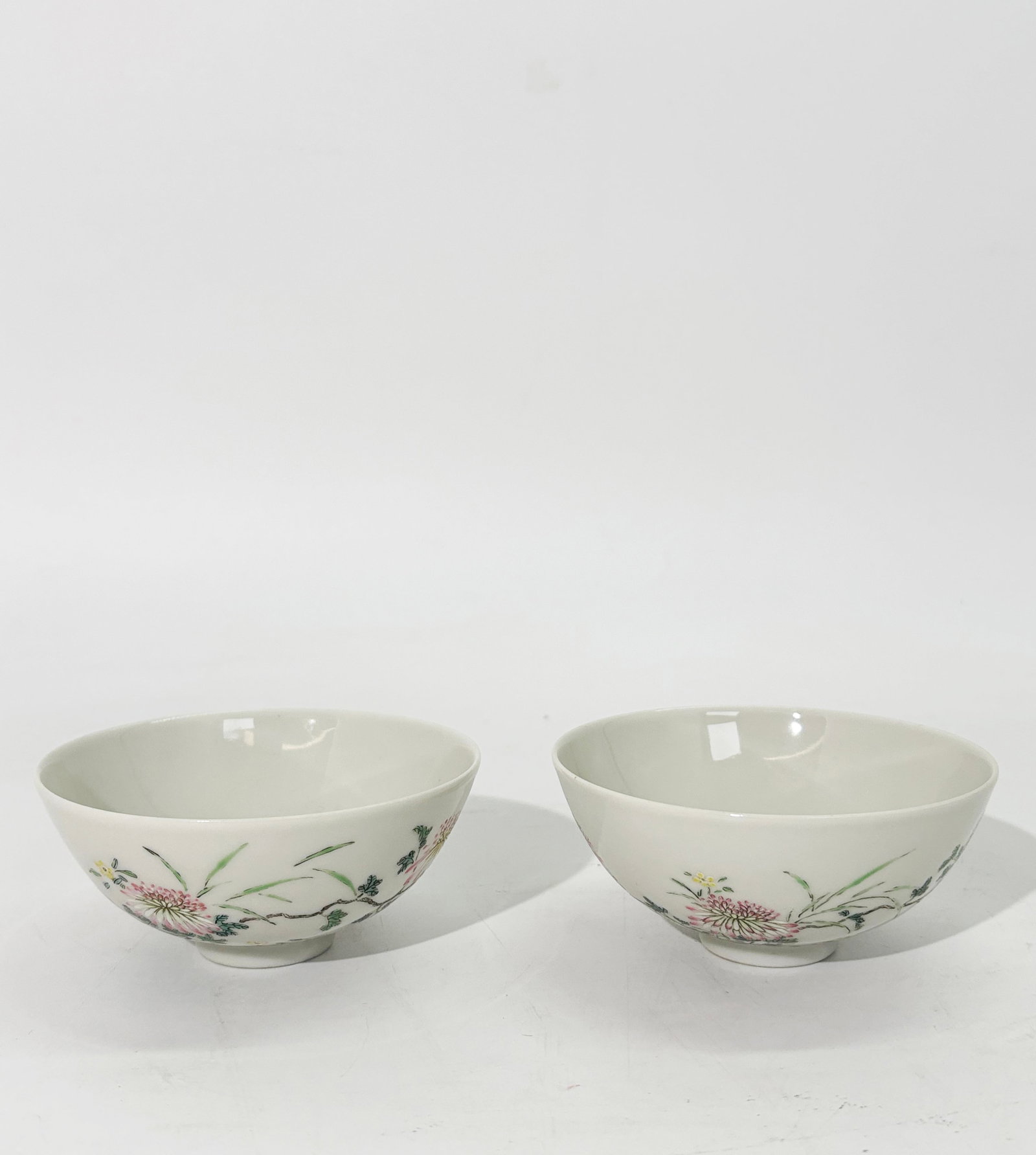 Pr Fine Chinese Famille Rose Porcelain Teabowls (1 of 8)