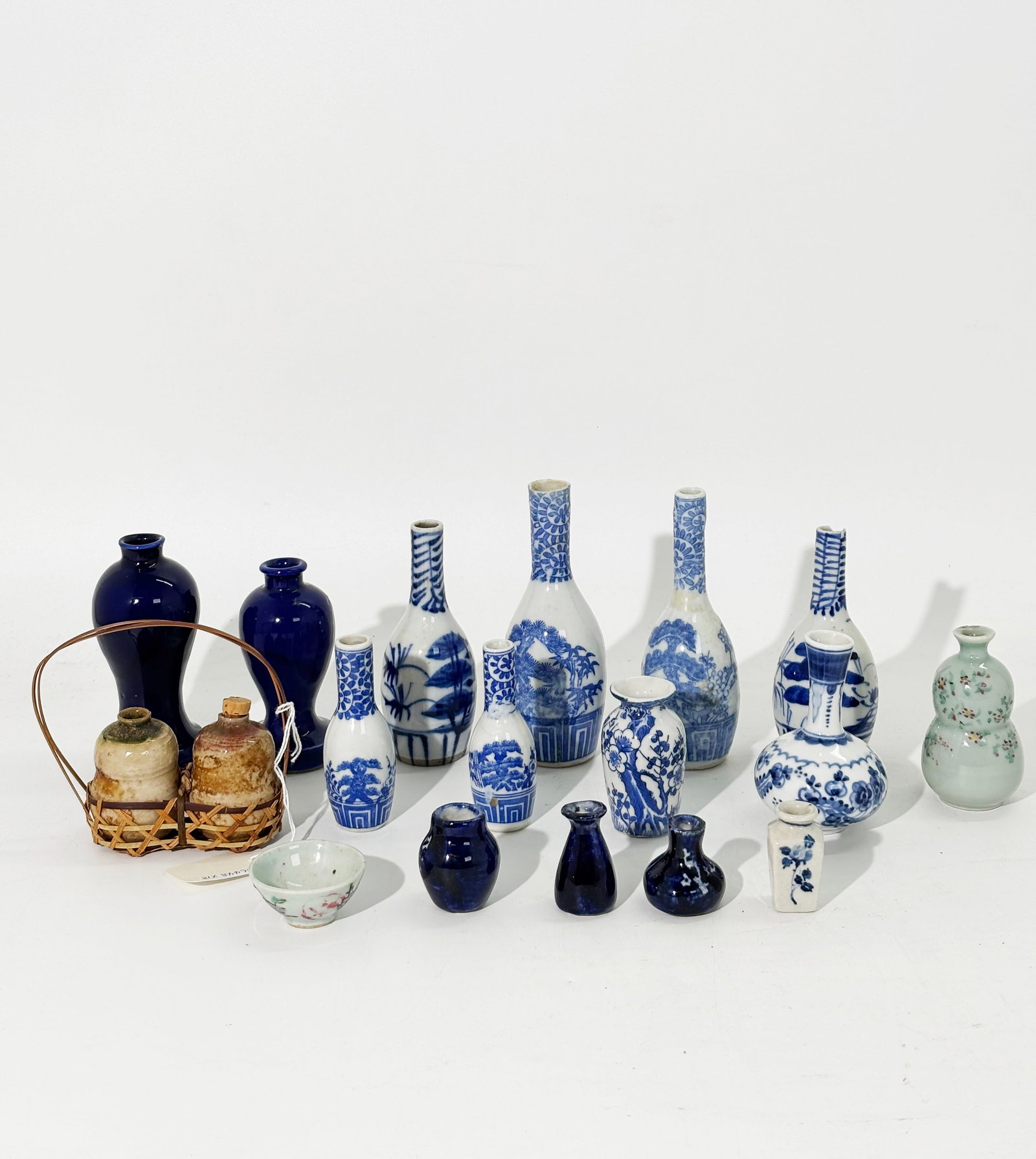 18 Small Japanese Porcelain Vases & Sake Bottles (1 of 7)